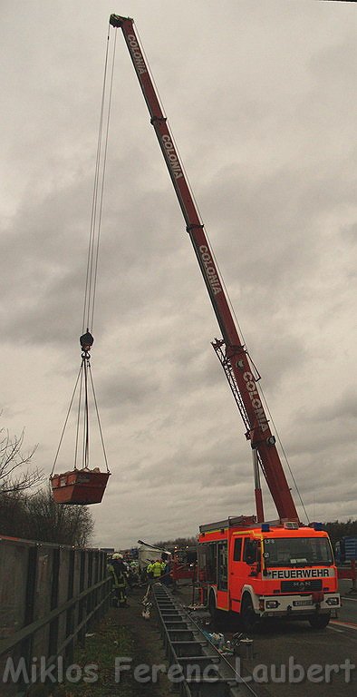 LKW stuerzt um A 3 Rich Frankfurt AK Heumar P0540.JPG